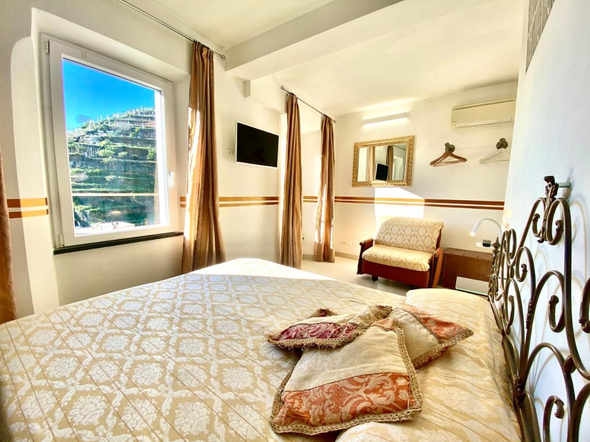 The Manarola Main Plaza Hotel Bagian luar foto
