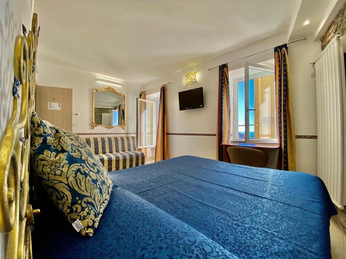 The Manarola Main Plaza Hotel Bagian luar foto