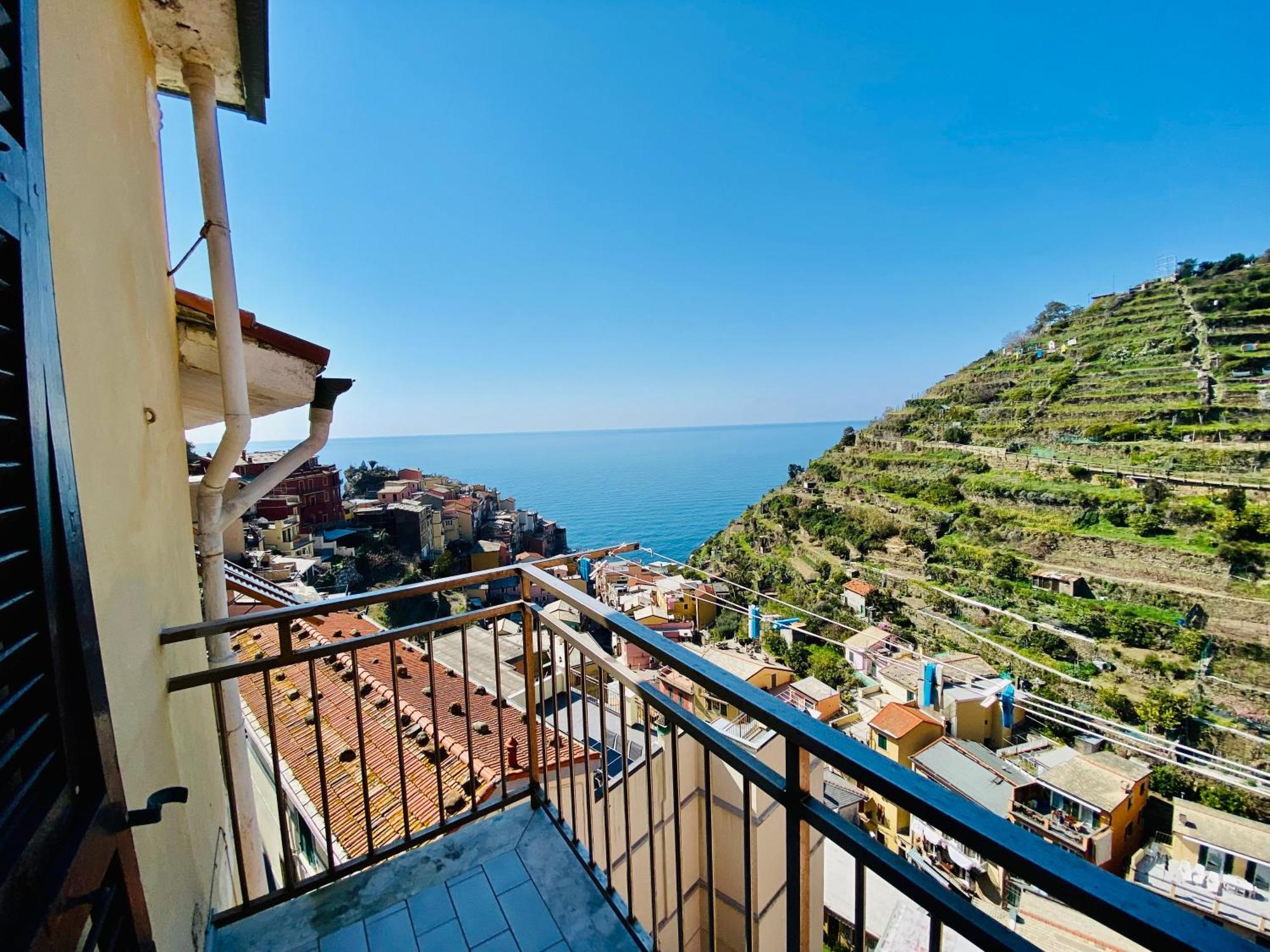 The Manarola Main Plaza Hotel Bagian luar foto