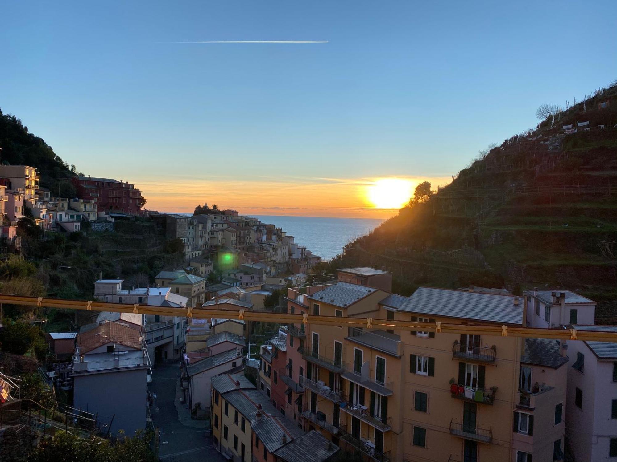 The Manarola Main Plaza Hotel Bagian luar foto