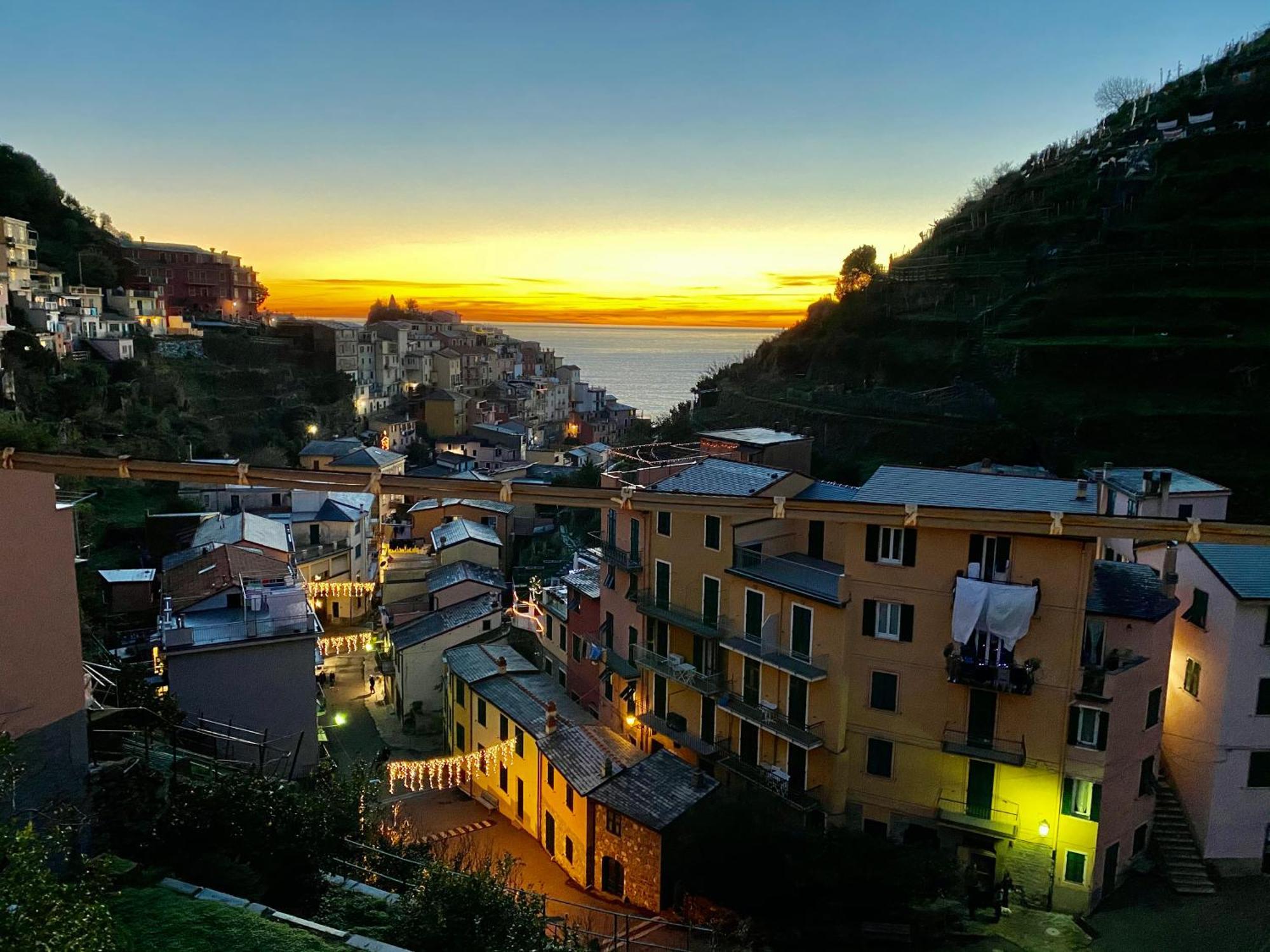 The Manarola Main Plaza Hotel Bagian luar foto